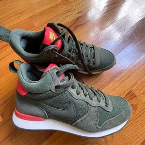 Nike Mid-High Sneaker